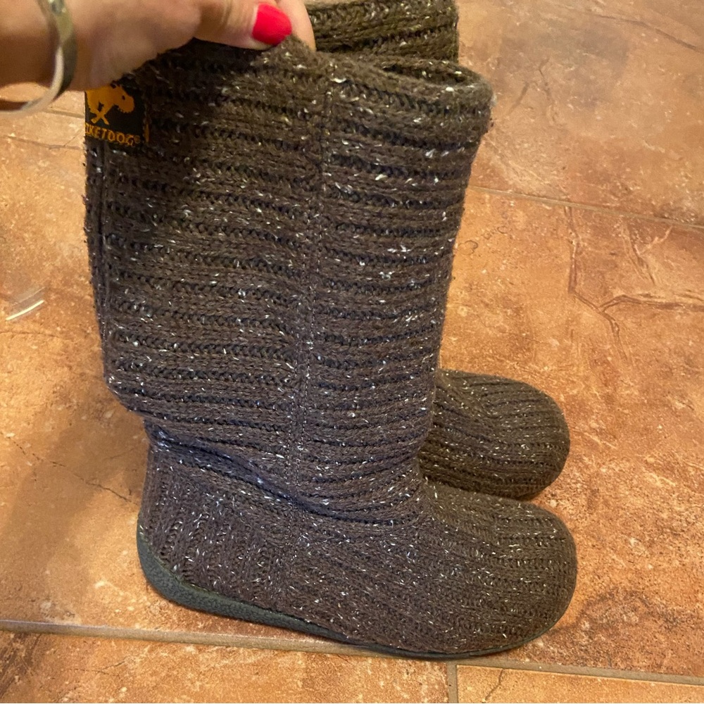 Brown, knit & lined mid-calf boots. Like new condition.
